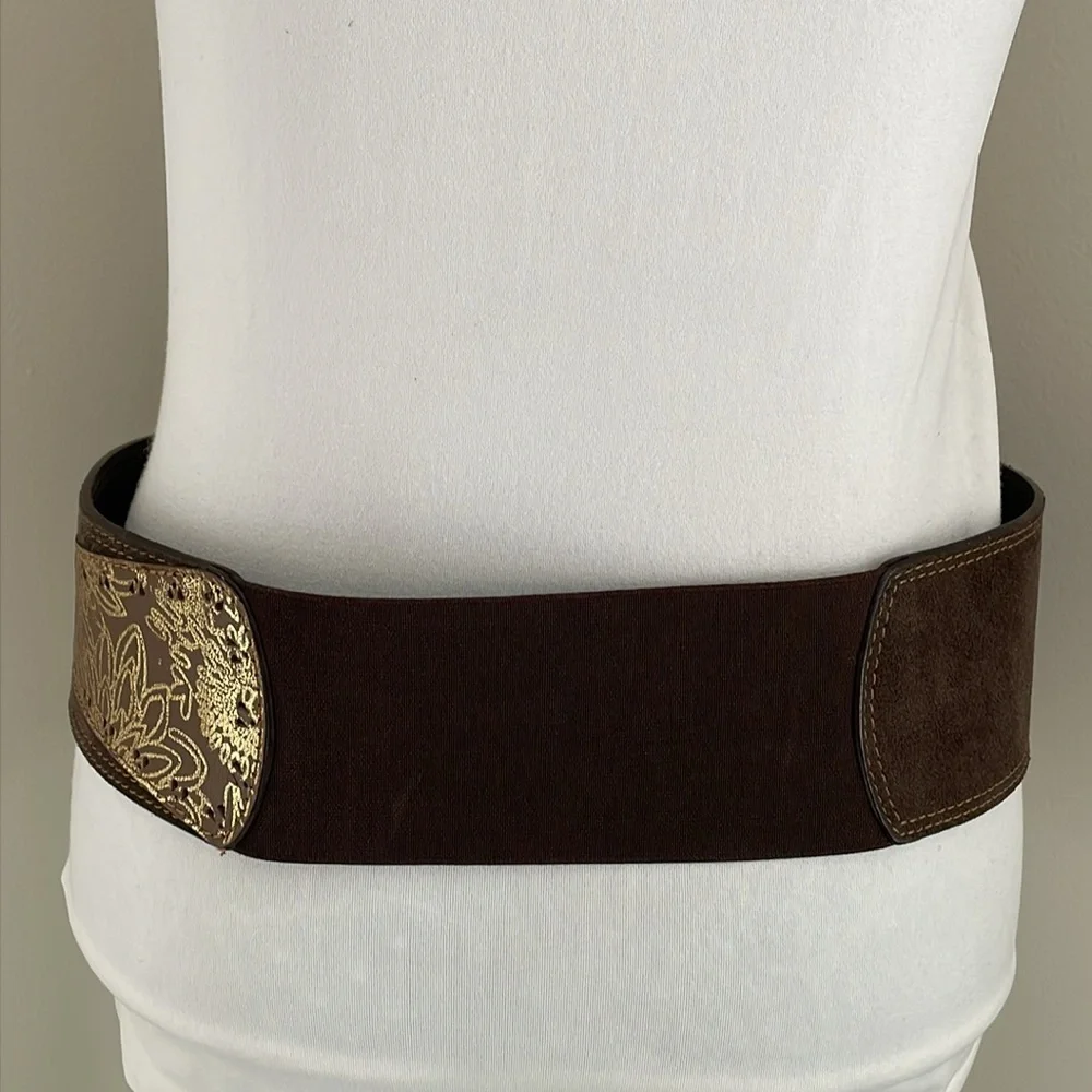 Chico’s Size Medium brown suede‎ leather elastic hook closure gold print belt.